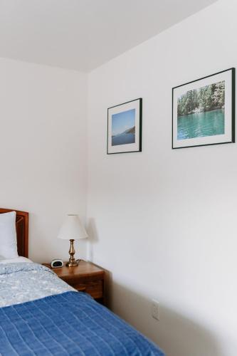 Ένα ή περισσότερα κρεβάτια σε δωμάτιο στο Blue Moon Motel