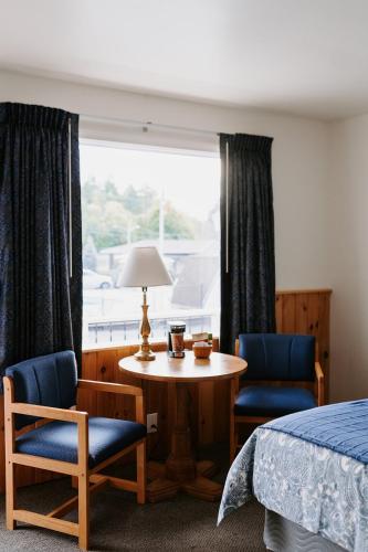 Ένα ή περισσότερα κρεβάτια σε δωμάτιο στο Blue Moon Motel