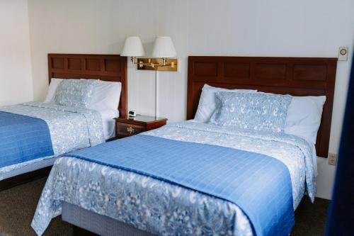 Ένα ή περισσότερα κρεβάτια σε δωμάτιο στο Blue Moon Motel