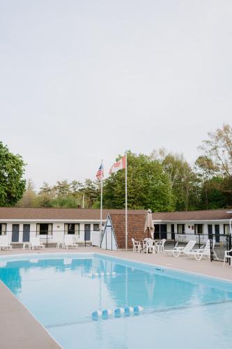 Πισίνα στο ή κοντά στο Blue Moon Motel