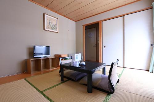 Televízia a/alebo spoločenská miestnosť v ubytovaní Shinnishiki Hotel