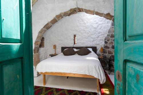 Postel nebo postele na pokoji v ubytování My Old Stone House in a 2 000 sqm private garden with Fab Glamping Tent
