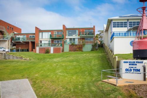 a yard with a sign in front of a building at Whalevue - Unit 2 in Eden