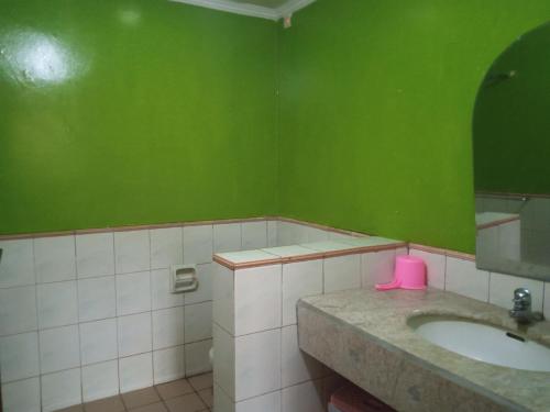 Uma casa de banho em KONDOMINIUM PANTAI CARITA - Neli
