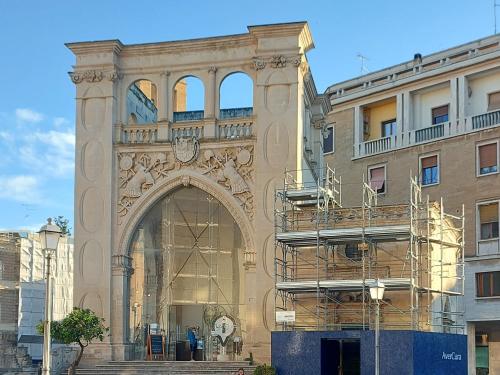 un edificio con un arco di fronte a un edificio di Aira Te Finu ad Acquarica