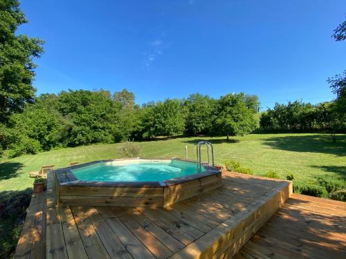 bañera de hidromasaje en la cubierta de madera en Casa antica toscana, en San Casciano in Val di Pesa
