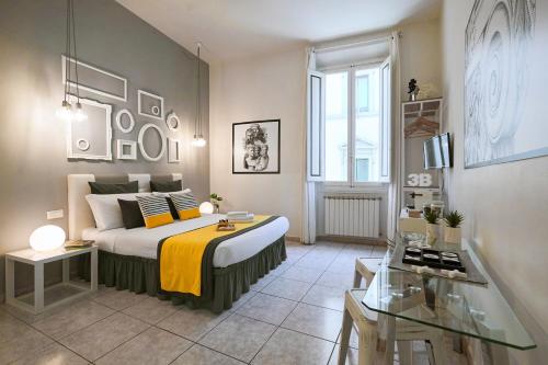 um quarto com uma cama com um cobertor amarelo em 3B Bed & Breakfast Firenze Centro em Florença