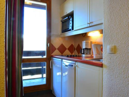Appartement Bellentre, 3 pièces, 6 personnes - FR-1-329-8にあるキッチンまたは簡易キッチン
