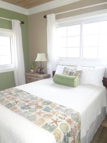 Säng eller sängar i ett rum på Rollezz Villas Beach Resort