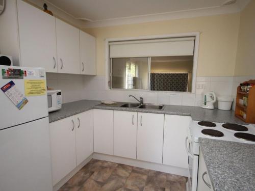 A kitchen or kitchenette at NORTH HAVEN SEA BREEZE - 9 David Campbell St , North Haven