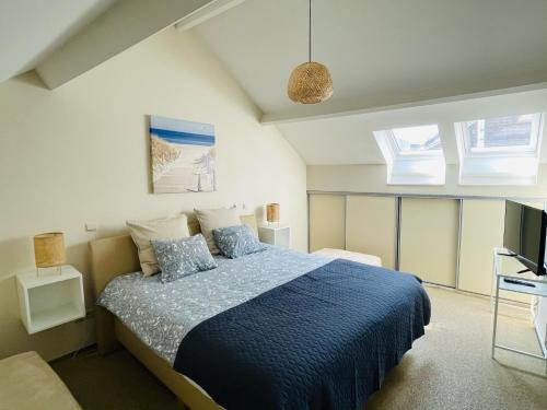 - une chambre avec un lit, une télévision et des fenêtres dans l'établissement Gallo Appartement & Duplex Tongeren centrum, à Tongres