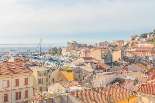 - une vue sur la ville avec ses bâtiments et l'océan dans l'établissement Cannes Stunning sea and old town view for our full comfort 3 BR with balcony by Olam Properties, à Cannes