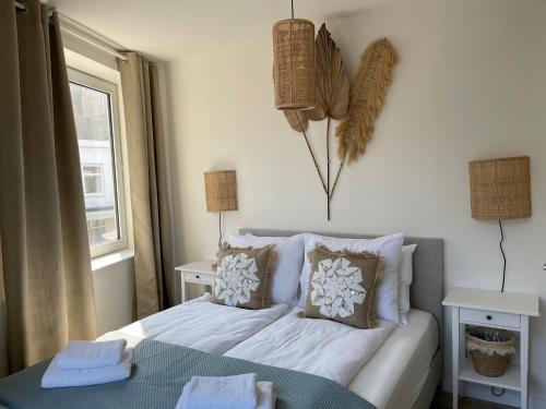 Schlafzimmer mit einem Bett und einem Fenster in der Unterkunft Pure Apartment in Zandvoort