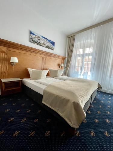 a bedroom with a large bed in a hotel room at Hotel Italia in Görlitz