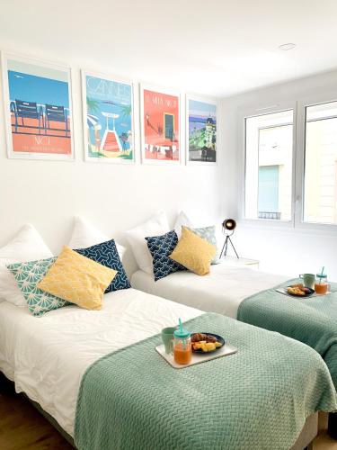 un salon avec deux lits et un canapé dans l'établissement Superbes studios entièrement rénovés - 50m croisette, à Cannes