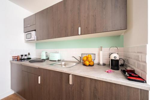 une cuisine avec un évier et un plan de travail dans l'établissement Superbes studios entièrement rénovés - 50m croisette, à Cannes