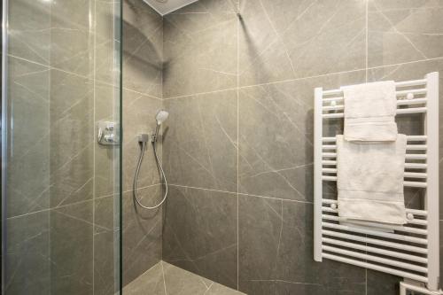 une salle de bain avec une douche avec une porte vitrée dans l'établissement Superbes studios entièrement rénovés - 50m croisette, à Cannes