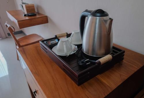 Příslušenství pro přípravu čaje a kávy v ubytování Bambu Lokha Guest house, Gianyar Bali