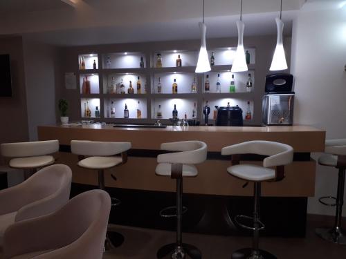 Lounge nebo bar v ubytování SIROS HOTEL