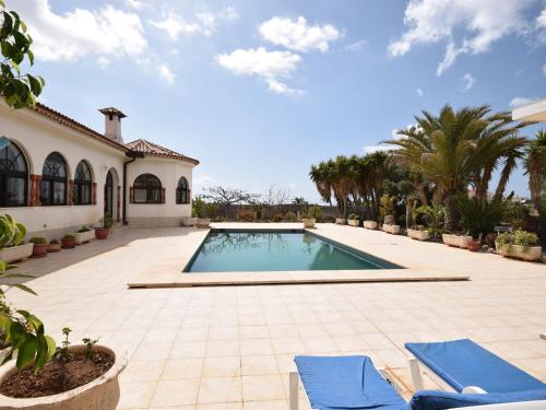 グラナディージャ・デ・アボナにあるBeautiful holiday home in San Isidro with poolの庭園内のスイミングプール(椅子2脚付)