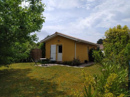 mały żółty dom na podwórku w obiekcie Villa Maryne w mieście Andernos-les-Bains