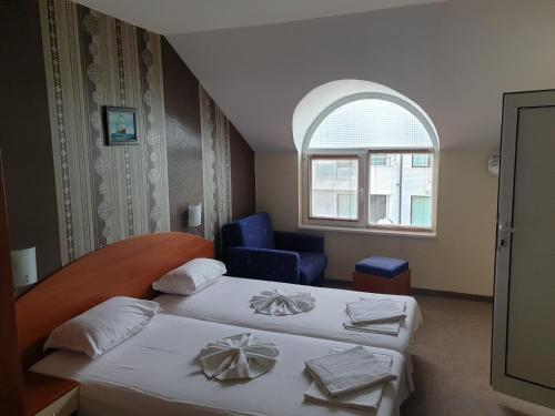 Ένα ή περισσότερα κρεβάτια σε δωμάτιο στο Family Hotel Diana