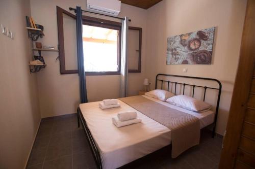 una camera da letto con un letto e due asciugamani di Kostas' House Argostoli ad Argostoli