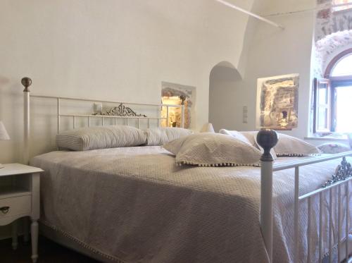Tempat tidur dalam kamar di CHIOS MANTALENAS Apartments