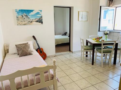 una camera con letto e una sala da pranzo con tavolo di Villa Marijana-Direktno na moru a Seline