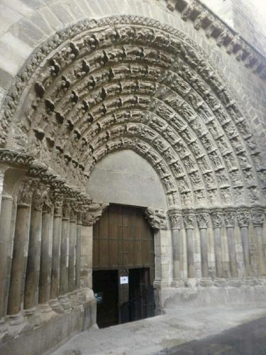 an archway in a building with a wooden door at Apartamentos Ribera Navarra - Bardenas in Castejón