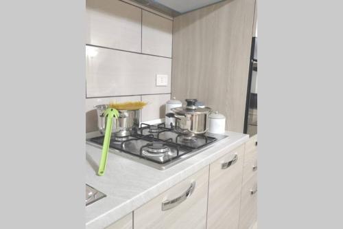 y cocina con fogones. en Apartment Miriade, en Balestrate