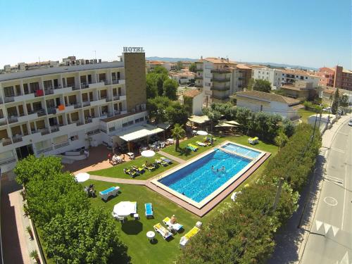 una vista aérea de una piscina en una ciudad en Checkin Flamingo, en L'Estartit