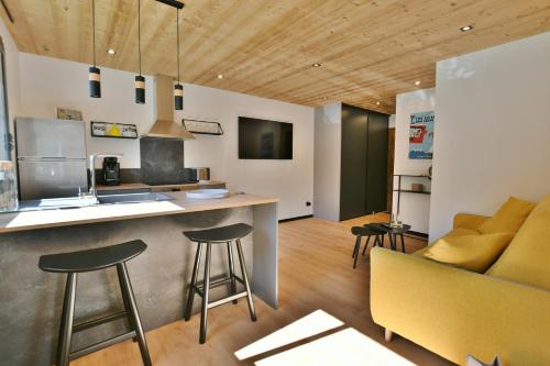 Телевизор и/или развлекательный центр в Bel appartement centre de Thônes lumineux et spacieux neuf