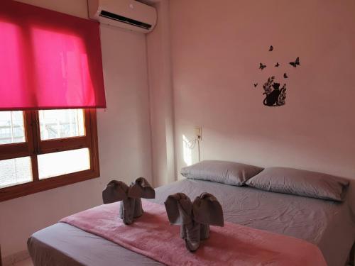 um quarto com duas camas com sapatos em Penthouse Residencial Virginia em Torrevieja