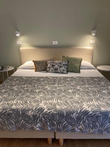 a bedroom with a large bed with a sqor at International Hotel in Cavallino-Treporti