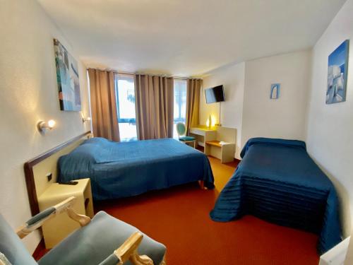 een hotelkamer met 2 bedden en een raam bij Hotel - Restaurant de la Paix in Barbotan-les-Thermes