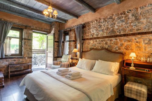 Palio Litochoro The Countryside Lodge tesisinde bir odada yatak veya yataklar