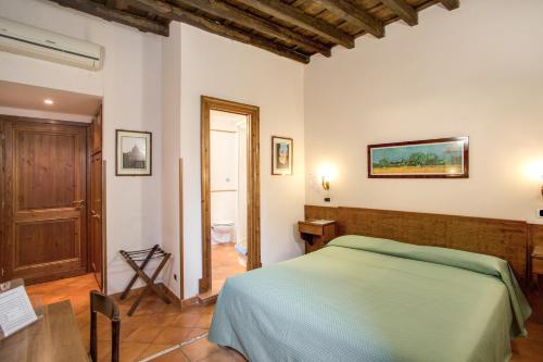 PRIMAVERA GH في روما: غرفة نوم بسرير اخضر في غرفة