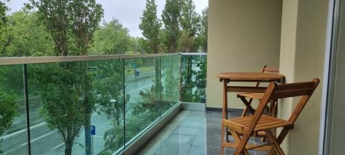 balcone con tavolo e sedia in legno di Eral Apartment Mamaia a Mamaia