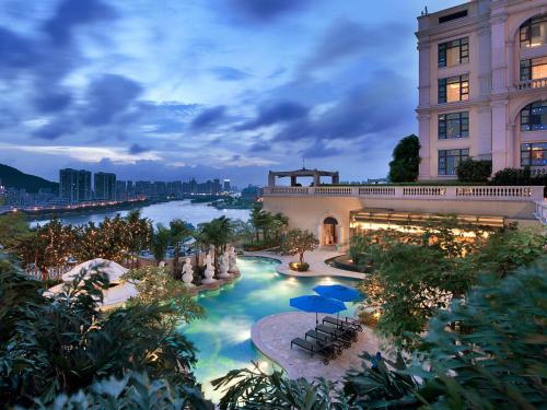 Blick auf ein Hotel mit einem Fluss und einem Gebäude in der Unterkunft Sofitel Macau At Ponte 16 in Macau