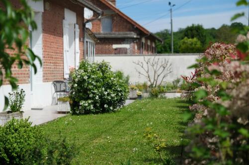 a yard of a house with a green lawn at La Maison De Maria in Folembray