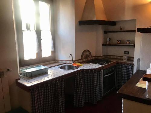 Casa Vacanze Il Torchio في بيانكاستانايو: مطبخ مع حوض و كونتر توب