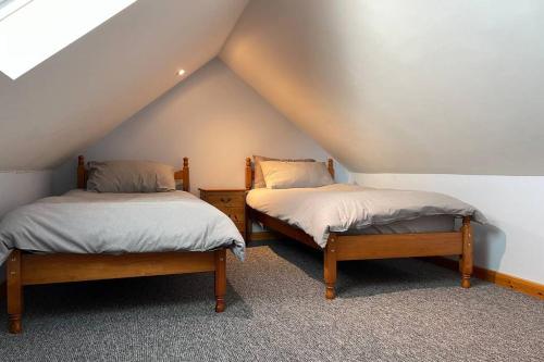 Llit o llits en una habitació de Galloway Farmstay Broughton