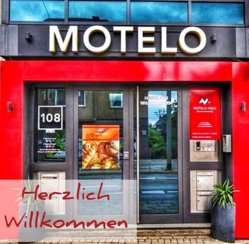 un cartel en la puerta de un restaurante en MOTELO Bielefeld - Smart HOTEL, en Bielefeld