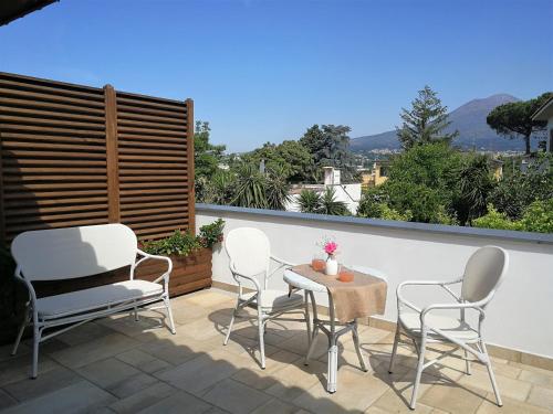 d'une terrasse avec des chaises et une table sur un balcon. dans l'établissement Relais Country House, à Pompéi