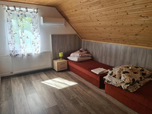 Postel nebo postele na pokoji v ubytování Vaddinszó lak