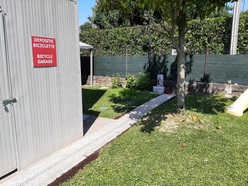 a sign on the side of a house next to a tree at Hotel Mezzaluna in Treviso