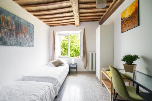 1 dormitorio con 2 camas y ventana en B&B Oliwia, en Monte San Giusto