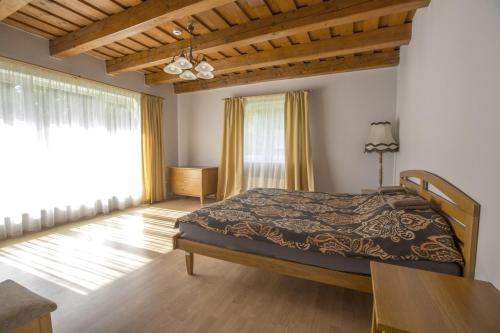 una camera con letto, tavolo e finestra di Lejastiezumi a Kuldīga