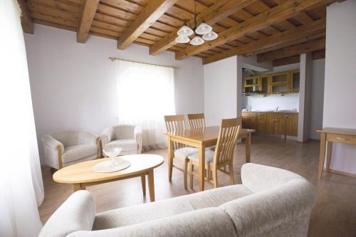 un soggiorno con divano, tavolo e sedie di Lejastiezumi a Kuldīga